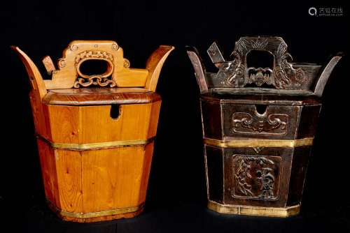 中国，20世纪。两只盖桶：一只雕有蝙蝠和储备儿童的装饰，背面有签名，漆木；另一只为金黄色木质。镀金铜环。高度：28.5厘米。缝隙