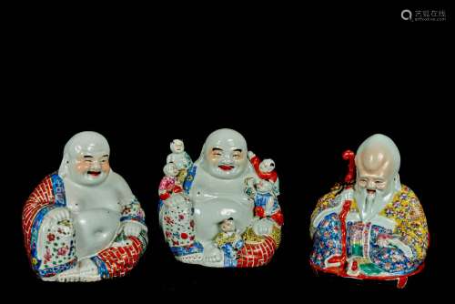 中国，20世纪。背面有印记。镶嵌着两尊手持富贵袋和念珠的笑佛，其中一尊被孩子们簇拥着；还有一尊坐着微笑的释老。聚色釉瓷。顶部：：20.5(X2)和21.5厘米。