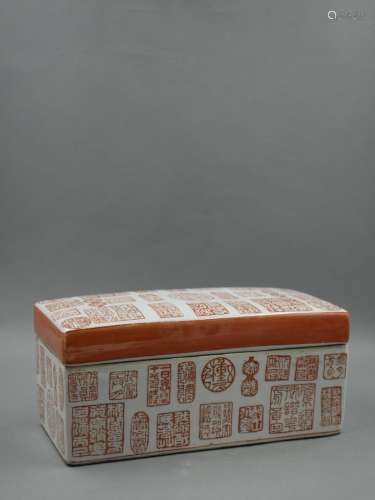 中国，20世纪。长方形白釉瓷和珊瑚盒，饰以印章和邮票。背面有标记。顶部：长：20.5厘米，宽：10.5厘米。
