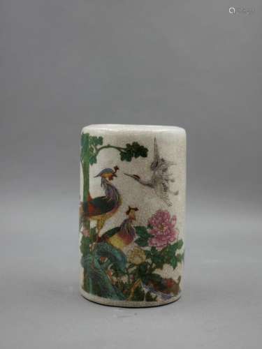 中国，20世纪。裂纹珐琅彩炻瓷笔架（位通），有鸡、凤、鹳、鸟等图案。背面有诗。背面有伪书标记。顶部：：12.5厘米