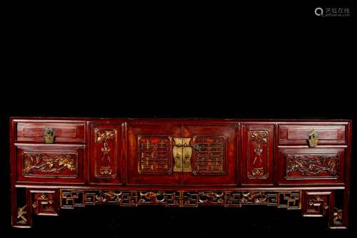 中国，20世纪。低矮的餐具柜，有两个门和两个抽屉。木雕装饰，象征着幸福。镂空的腿。(尺寸待定)