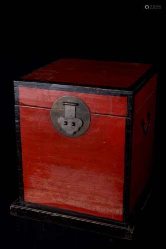 中国或东南亚，20世纪。高大的木制箱子，涂成红色，有黑色边框。(尺寸待定)