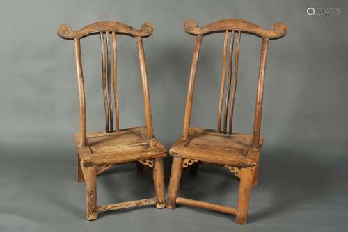 中国，20世纪。一对低矮的木质椅子。(尺寸待定)
