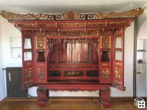 中国，清末，约1900年。四柱床变成了沙发。漆和镀金的木材。(尺寸待定)