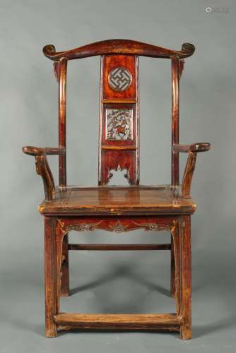 中国，20世纪。木制扶手椅，背部镂空，雕刻着麂皮和