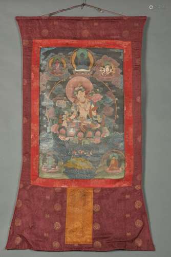 西藏，20世纪。唐卡描绘的是塔拉与鲜花和其他辅助神的框架。装在丝绸锦缎上。污渍。