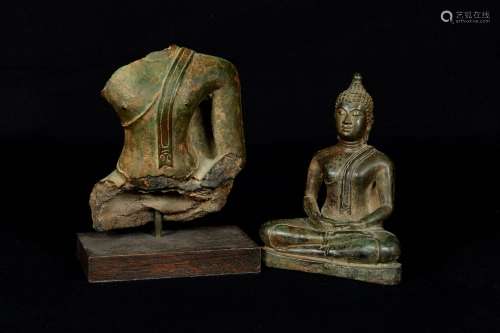 泰国，19世纪。铜制无头佛像。高度：14厘米。意外的。同时还附赠一尊铜质的静坐佛。高度：15.5厘米。底座一经封存，就不见了。