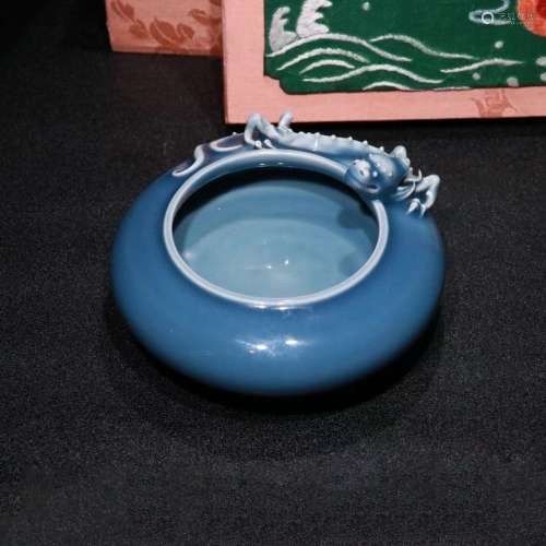 清 瓷質寶石藍釉螭龍紋筆洗