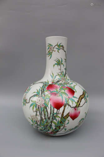 CHINESE Famille Rose Nine Peach Bottle Vase, Marke