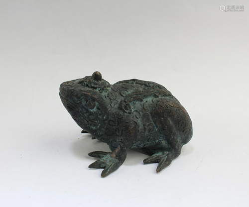 A Bronze Frog Figurine