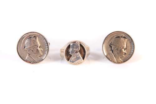 很多珠宝包括：一枚银质拿破仑指环，螃蟹印章。重量：6.85克两对带拿破仑肖像的袖扣银色金属的。