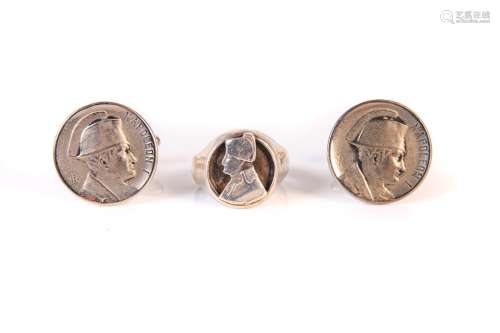 很多珠宝包括：一枚银质拿破仑指环，螃蟹印章。重量：6.85克两对带拿破仑肖像的袖扣银色金属的。