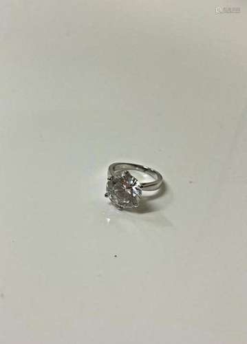 银质（925/1000）镶嵌一颗水钻的单颗钻石。尺寸：50 - 毛重：5.11克