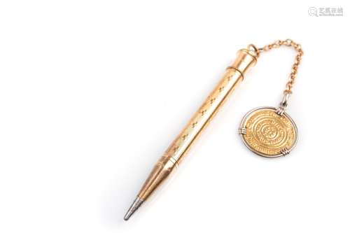 镀金金属机械铅笔盒上有雕刻装饰，并配以东方金币的链条。长度 : 10 cm - 重量 : 25,60 g