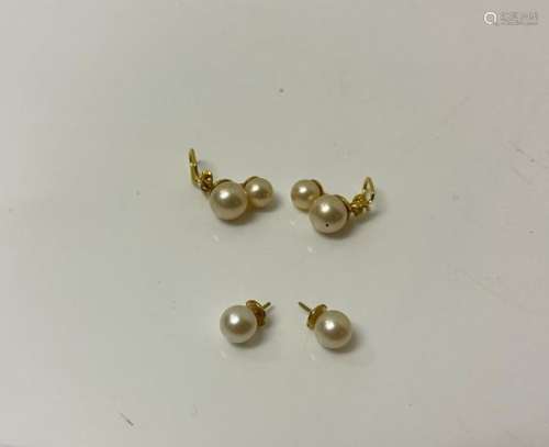 一对18K（750/1000）黄金耳片，镶嵌一颗珍珠。附上一对金色金属夹子，镶嵌两颗珍珠。毛重：2.57克