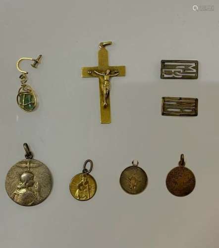 一套金属洗礼勋章和一个黄金十字架，重量：7.23克。一对镀金金属耳环，饰有一颗绿色宝石（已碎），并附有两块首字母