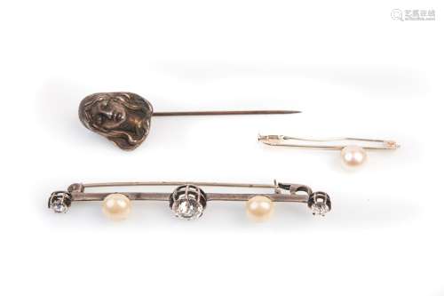 白金条形胸针，镶有养殖珍珠和水钻，还有一枚小胸针，饰有养殖珍珠。附上一枚代表年轻女性的银质领带针（800/1000）。金的重量：7.74克 - 银的重量：5.67克。
