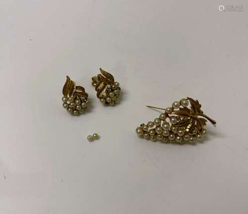 TRIFARI半镀金金属锁，由胸针和耳夹组成，代表一串葡萄，镶嵌着一颗珍珠。