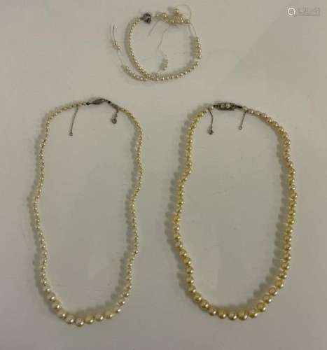 两条落地珍珠项链，白金扣一个镶嵌着一颗玫瑰式切割钻石，另一个镶嵌着一颗珍珠和两颗旧式切割钻石。毛重：48.47克附带一条断项链和一套珠子。