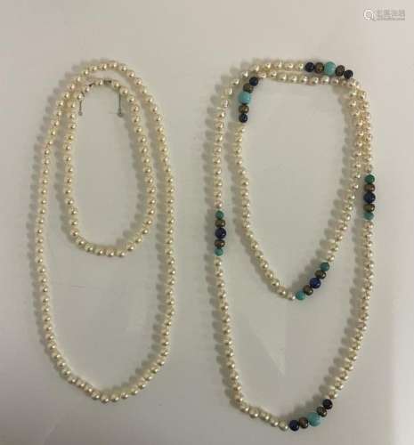 养殖珍珠、绿松石珍珠和青金石长项链。长度：66厘米两条养殖珍珠项链相连，其中一条是白金扣。毛重：44.39克