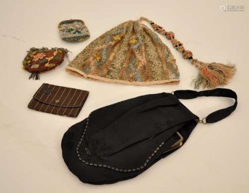 地段包括：一个黑色丝质钱包包，带手柄：高：34厘米。一个珍珠打磨的钱包，上面写着