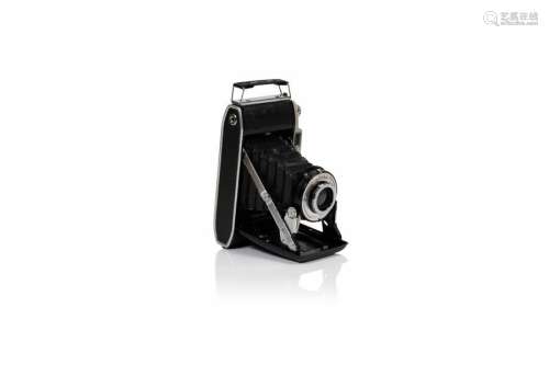 杂项工具箱：柯达B11型照相机(盒子、说明书)、美能达AF50型照相机、LD8型照相机和三个Berthiot镜头(箱子)以及一个Ralt测光表。