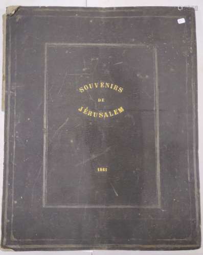 巴黎，François-Edmond。耶路撒冷的纪念品，帕里斯少将绘制的相册，相册。巴黎，Arthus Bertrand海洋和科学书店，[1862]。1卷，大开本。单张，印制封面，以损坏的画盒呈现。1]标题，[2]ff历史说明，14幅石版画。地中海之翼出版的作品。扉页上贴有圣墓的彩色地面图。非常完整的14幅精美的石版画，其中包括12幅由Hubert Clerget、Bachelier、Jules Gaildrau和Fichot创作的彩色版画。湿气重，第一张文字处有重要的棱角缺失，而文字无损伤，有真菌的痕迹。原样。