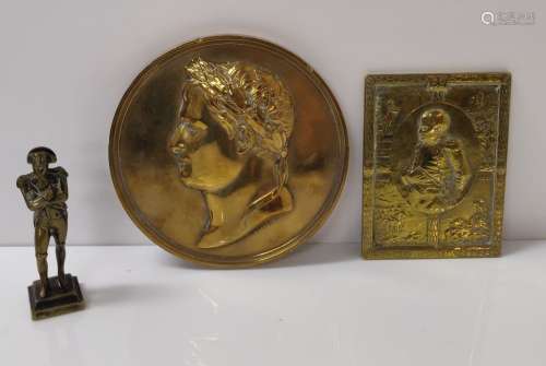 3件小青铜器拍品，包括一枚安德里厄之后的拿破仑肖像奖章、一块费迪南德-吉尔博尔的牌匾和一个拿破仑小雕像。