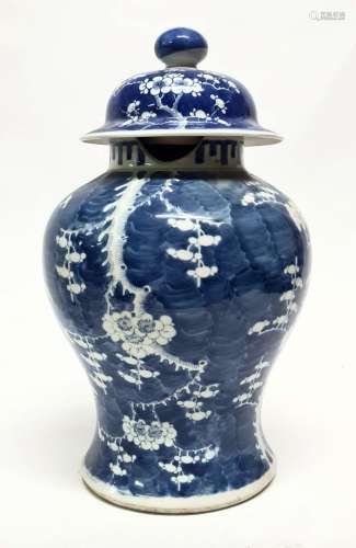 盖蓝白瓷花瓶，饰以花卉。领口的意外和失误。高度：45厘米