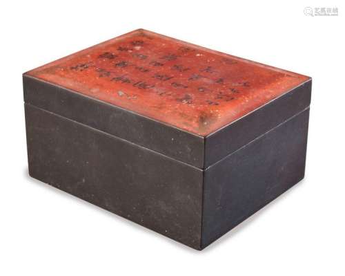 中国，约1900年。长方形盒子，盒盖上刻有一首诗。部分漆木。尺寸：6.5X12.5厘米X10厘米。磨损和小缺乏。