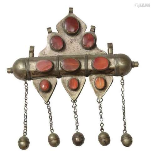土库曼斯坦，20世纪初。胸前遗物挂件，饰有红玉髓凸圆形饰物和五枚铃铛挂件。高：23厘米，宽：20厘米。在基地。