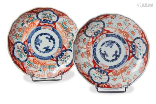 日本，明治时期（1868-1912）。瓷盘两只，带伊玛里装饰。直径：21.5厘米