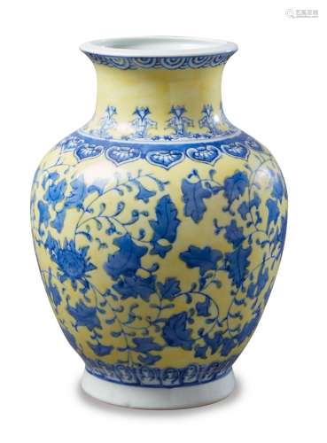 中国第二十届蓝瓷黄底花瓶。H.32厘米。