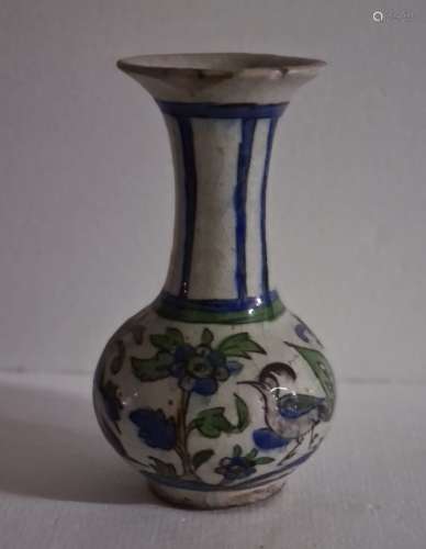 土耳其，伊兹尼克的味道花瓶有球状瘤体，圆柱形，外撇的颈。饰以鲜花和挥发物。事故和修复；高度：22.5厘米