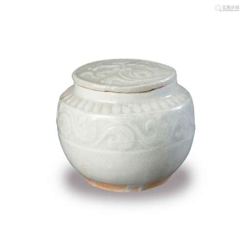 中国，宋朝（960-1279）。秦白式釉面小盖罐，腹部饰交错花纹和花瓣，盖上饰荷花。反面有铭文。高度：7厘米。盖子上有小划痕。