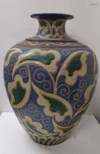Than Le工作室瓷器花瓶，有风格化的装饰。脖子上有个毛毡。H.：52厘米