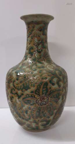 Than Le工作室瓷器花瓶，有风格化的装饰。高度：35厘米