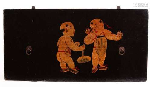 中国，19世纪和20世纪两幅装饰有儿童游戏的画板（可能是胸前两侧），有两个金属环。木材和多色性。宽：71和70.5x高：36厘米。附上两个漆木和镀金木的装饰元素。一幅有交错和动物的东东（27x25厘米）。还有一块长方形的花纹装饰板（18.5×34厘米）。