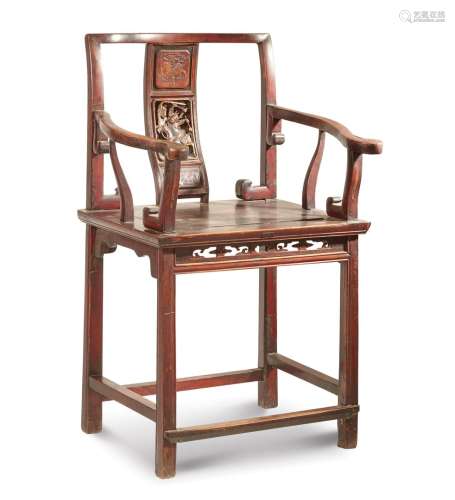 中国，约1900年。镂空的扶手椅，椅背上装饰着具象的场景。弯曲的手臂。深色的木质漆和漆面的靠背装饰。高度：95.5厘米，宽度：54.4厘米，深度：43.8厘米。