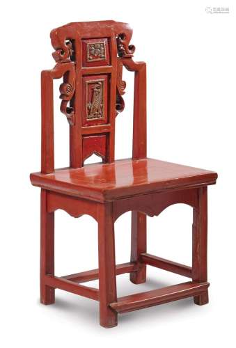 中国，20世纪。两张儿童椅，椅背为镂空雕花。红、棕、金漆木。尺寸：高度：72.5厘米和73.5厘米，宽度：37.4厘米和37.6厘米。