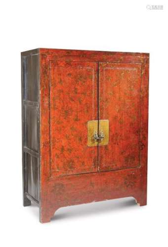 中国，清朝，18世纪末19世纪初。双门衣柜，上面有精致的花叶装饰。浅浮雕的古代几何图案的背景。两个内部抽屉，其中一个很难打开。红色和金色的漆木高：85.5×长58：×宽：38厘米。小事故