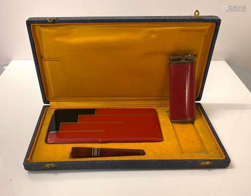 装饰艺术风格的烟具盒包括：- 打火机：10×4厘米- 一支烟：10厘米- 香烟盒：8 x 16.8厘米。