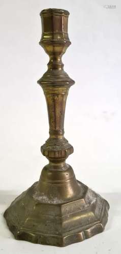 黄铜烛台。高度：24厘米