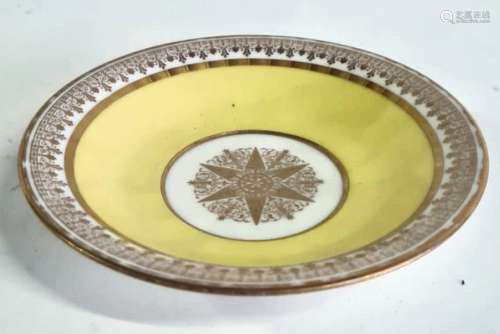 SÈVRES(种) 黄底金莲座瓷碟。19世纪塞夫勒的隐语标记。D.：17厘米
