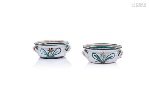 罗伯特-皮卡尔特（1919-2000）2个陶瓷碗，灰白色背景上有绿色和棕色的花朵装饰。签字：D.：13厘米。