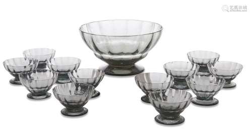 DAUM Nancy熏制的玻璃器皿由以下部分组成灰色底座上有12个玻璃杯和一个碗。签字：H.标题：11.5 x 21厘米。碗）和高：5.5厘米。