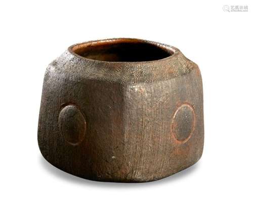 A.R.圆顶花瓶，宽阔的开颈，米色色调的颗粒砂岩。Monogrammed。H.14厘米