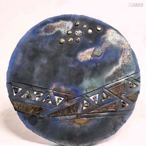 圆形釉陶盘，带有几何和抽象的虹彩装饰。直径：42厘米