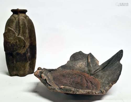 A.R.自由造型的釉陶果碗。直径：49厘米附上一个镀金砂岩花瓶，上面饰有藤叶。顶部：高41厘米