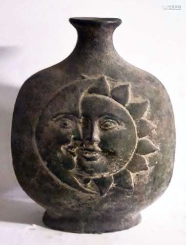 盘苏形日月纹花瓶。尺寸 : 46 x 36 cm